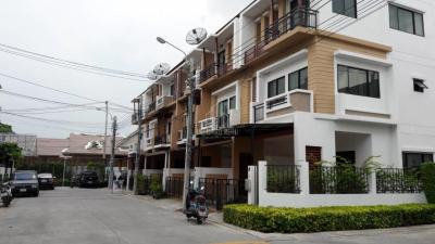 For Sale! Townhome 3 bedrooms 3 bathrooms @ On-nut Area