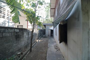 Prime Land Within Main Udon Thani Ring Road With 3 Old Style Thai Homes For Sale, Udon Thani, Thailand