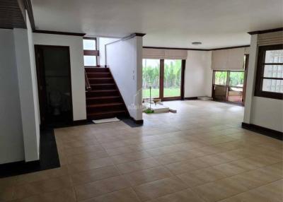 For Rent A Single House 3 bedrooms 2 bathrooms + maid rooms @ Ekkamai Area (10 min walk to BTS Ekkamai) - (Allowed Pets)