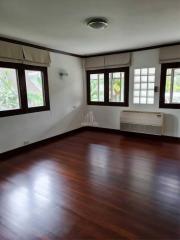 For Rent A Single House 3 bedrooms 2 bathrooms + maid rooms @ Ekkamai Area (10 min walk to BTS Ekkamai) - (Allowed Pets)