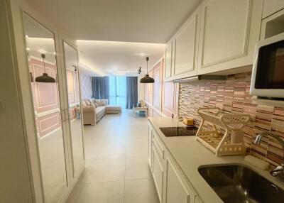 Just Renovated Condo Ruamrudee