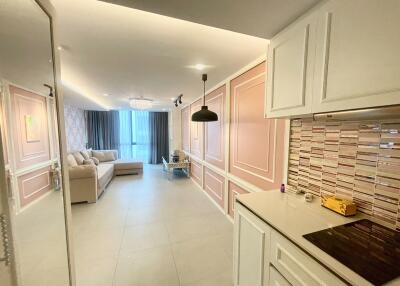 Just Renovated Condo Ruamrudee