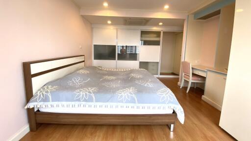 Spacious Condo BTS Asoke