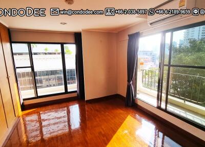 Spacious Condo Ekkamai 12