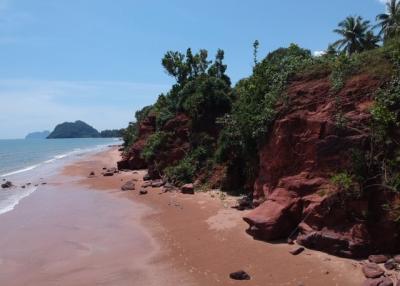Absolute Beachfront : Beautiful Plot of Land in Bang Saphan Noi