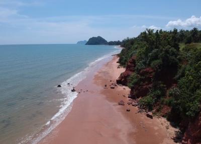 Absolute Beachfront : Beautiful Plot of Land in Bang Saphan Noi