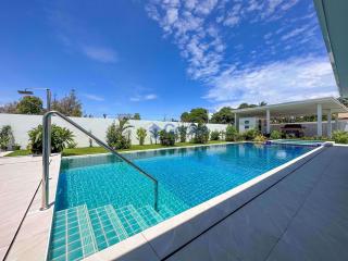 3 Bedrooms House East Pattaya H010814