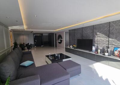 Renovated Large Condo Sukhumvit 39 Sale