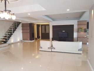 Penthouse Duplex Prompong Sale