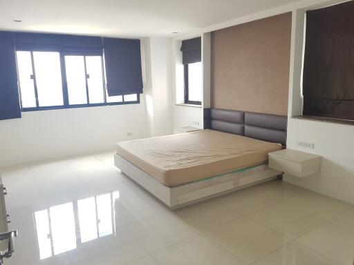 Penthouse Duplex Prompong Sale