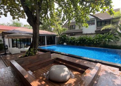 Bangkok Poolside Villa Ekkamai