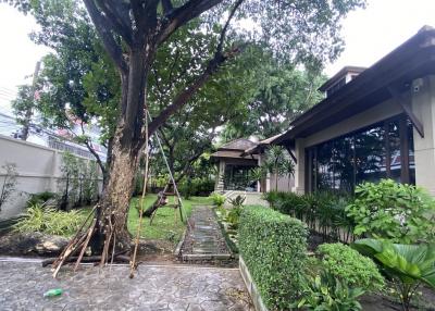 Bangkok Poolside Villa Ekkamai