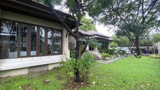 Bangkok Poolside Villa Ekkamai