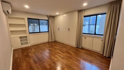 Large Condo Thonglor