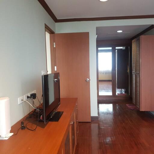 Large 1-Bedroom Condo Asoke