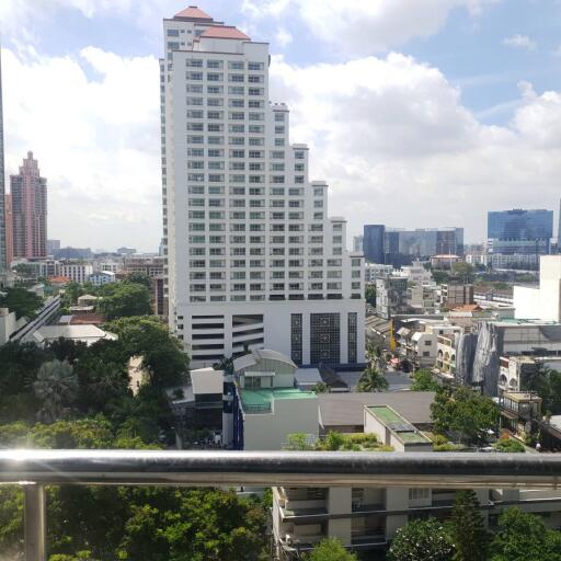 Large 1-Bedroom Condo Asoke