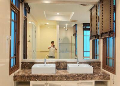 For RENT : House Phrakanong / 4 Bedroom / 4 Bathrooms / 450 sqm / 220000 THB [R11708]