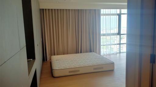 4 Bedrooms 4Bathrooms  (+maid room) Size: 300 sq.m Rental Price: 150,000 Baht/month La Cascade