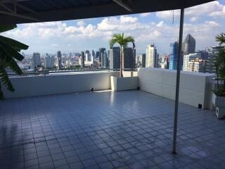 Large Balcony Condo Top Floor