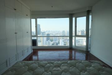 Large Balcony Condo Top Floor