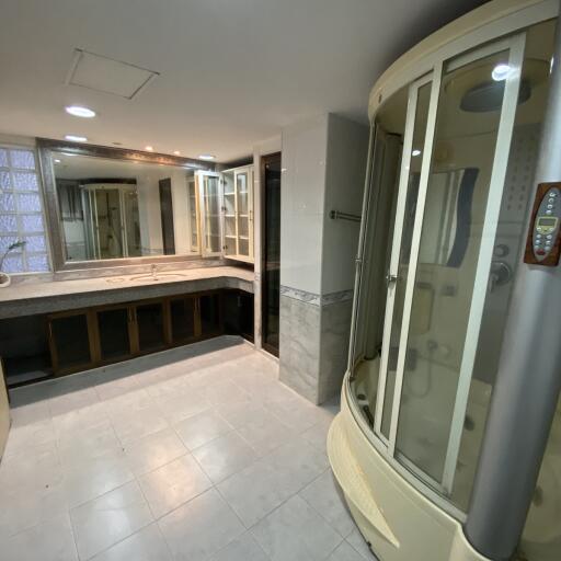 Large Apartment Asoke