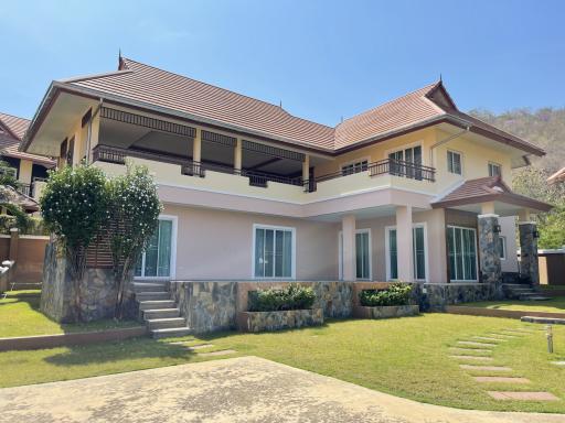 Emerald Heights:Two Storey Villa in perfect condition with 3 Bed and 4 Bathrooms