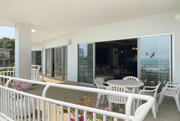 Baan Chom View : 2 Bedroom Sea View Condo