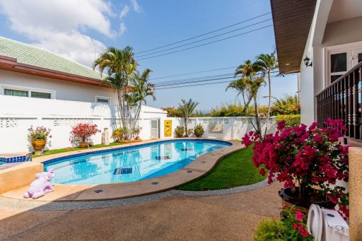 Spacious 4 Bed 3 Bath Pool Villa For Sale with Brand New Kitchen in Stuart Park
