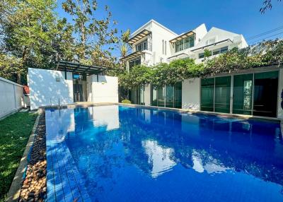 4-bedroom modern house for sale close to Suan Luang Rama 9 Park