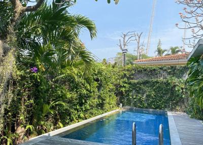 Large 4 Bedroom House With Pool Close To The Beach
