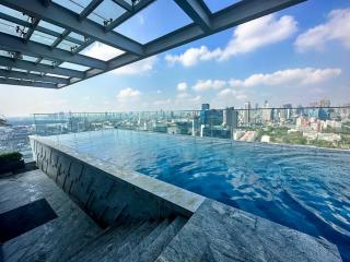 2-bedroom modern condo for sale close to MRT Queen Sirikit