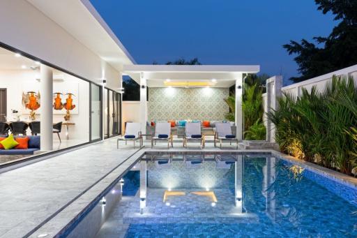 Comfortable 4-bedroom villa, with pool view, on Nai Harn beach
