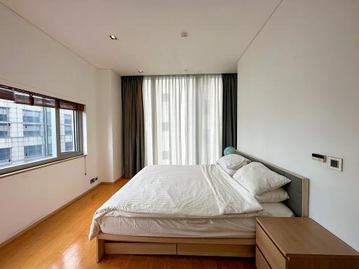 2-bedroom modern condo for sale close to Lumpini Park