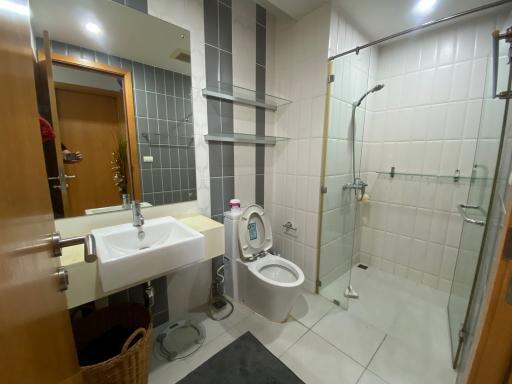 1-bedroom high floor condo for sale in Petchaburi area