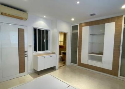 5-bedroom Town Home for sale on Rama 3