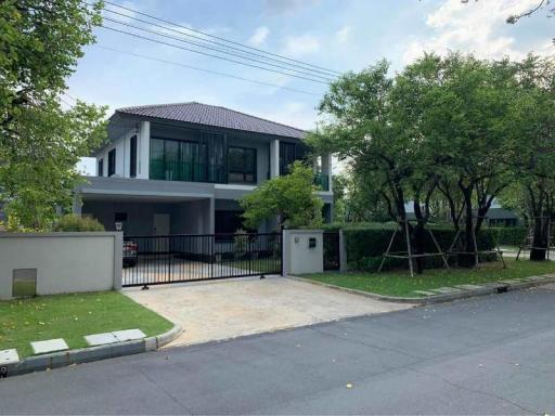 Modern detached house 3-Bedroom for sale on Onnut Wongwean