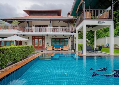 White Lotus 1: 5 Bedroom Bali Style Villa in Great Location