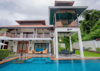 White Lotus 1: 5 Bedroom Bali Style Villa in Great Location