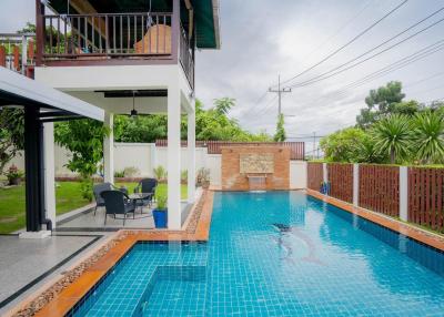 White Lotus 1: 5 Bedroom Bali Style Villa in Great Location