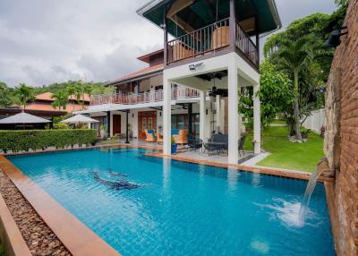 White Lotus 1: 5 Bedroom Bali Style Villa in Great Location