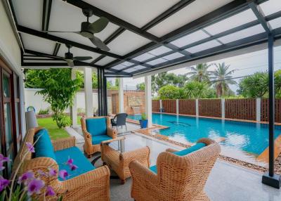 White Lotus 1: 5 Bedroom Bali Style Villa in Great Location