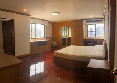 3-bedroom spacious condo for sale close to BTS Asok