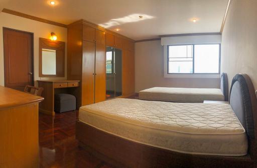 3-bedroom spacious condo for sale close to BTS Asok