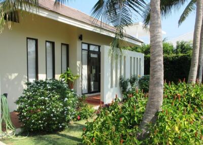 Sea Breeze Villa in Hua Hin near City, Beach & Golf