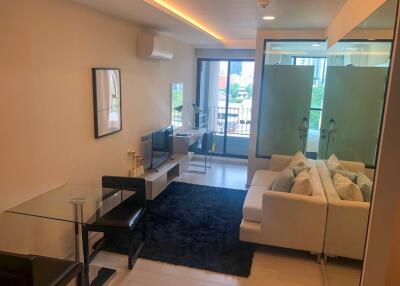 1-bedroom modern condo for sale close to BTS Thonglor