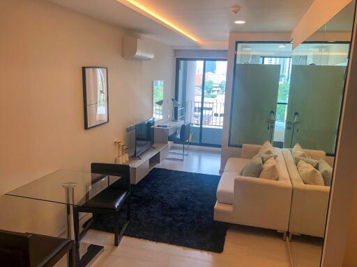 1-bedroom modern condo for sale close to BTS Thonglor