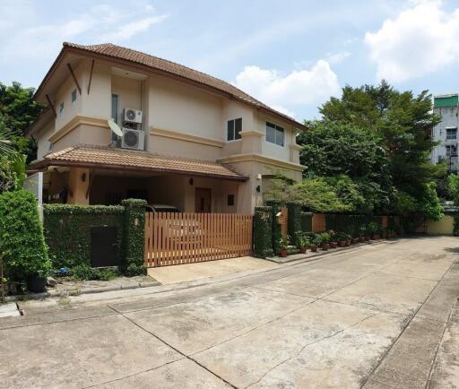 4-bedroom house with pool and large garden for sale close to Ram Intra expressway