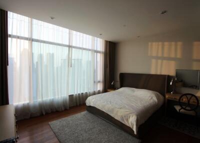 2-bedroom condo for sale close to Phloen Chit BTS station