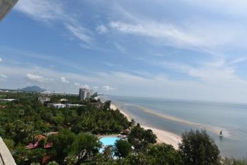 Beachfront Condo with Stunning Sea View at Sandy Beach