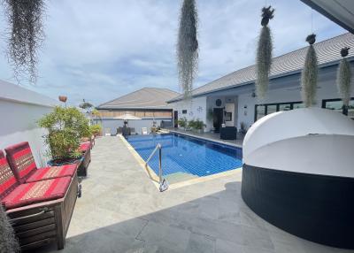 Sunset Views: 5 Bedroom Villa in absolutely superb condition